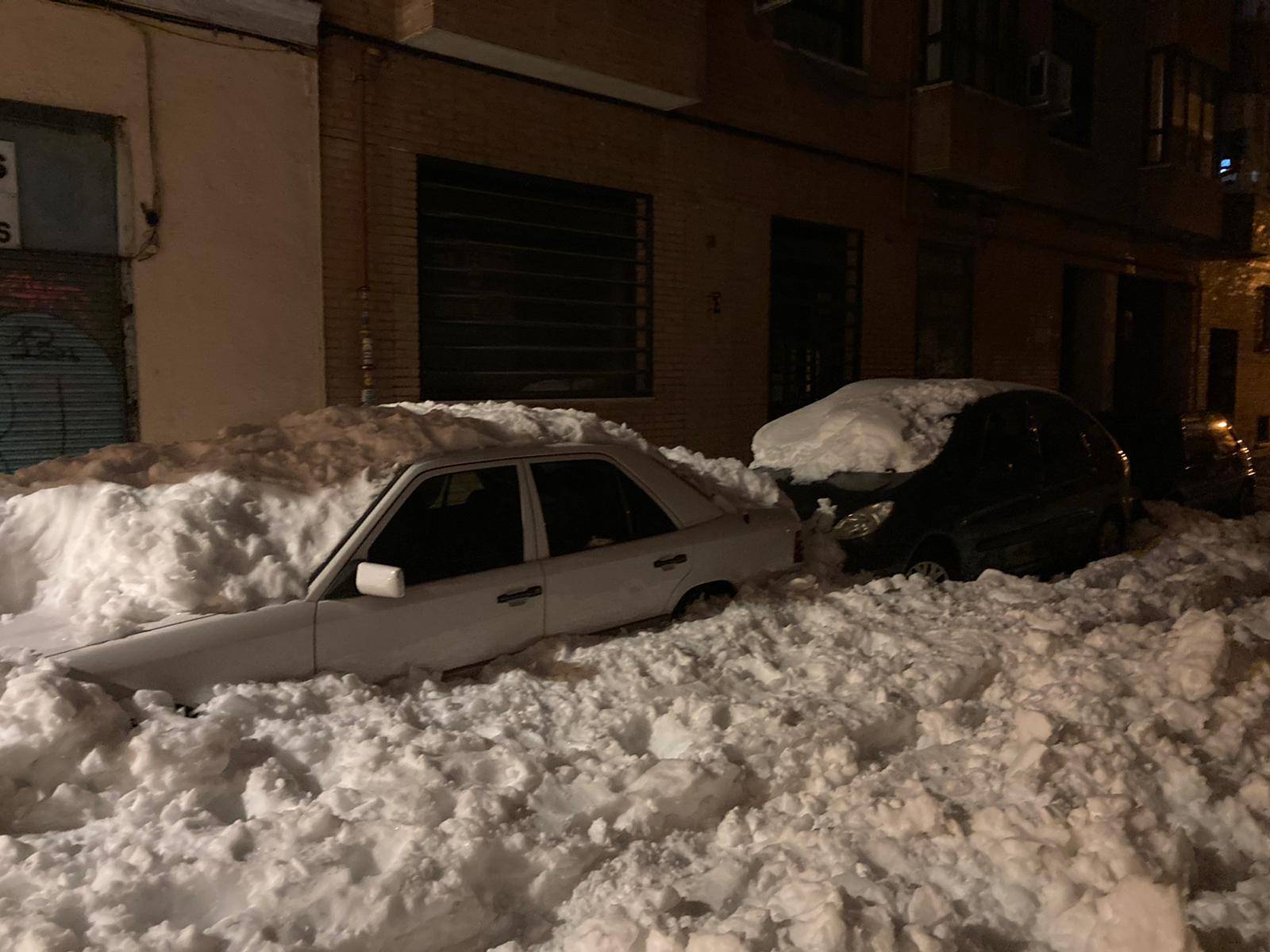 Snježni kaos u Španjolskoj: Kamioni s hranom uspjeli su se probiti do zaleđenoga grada