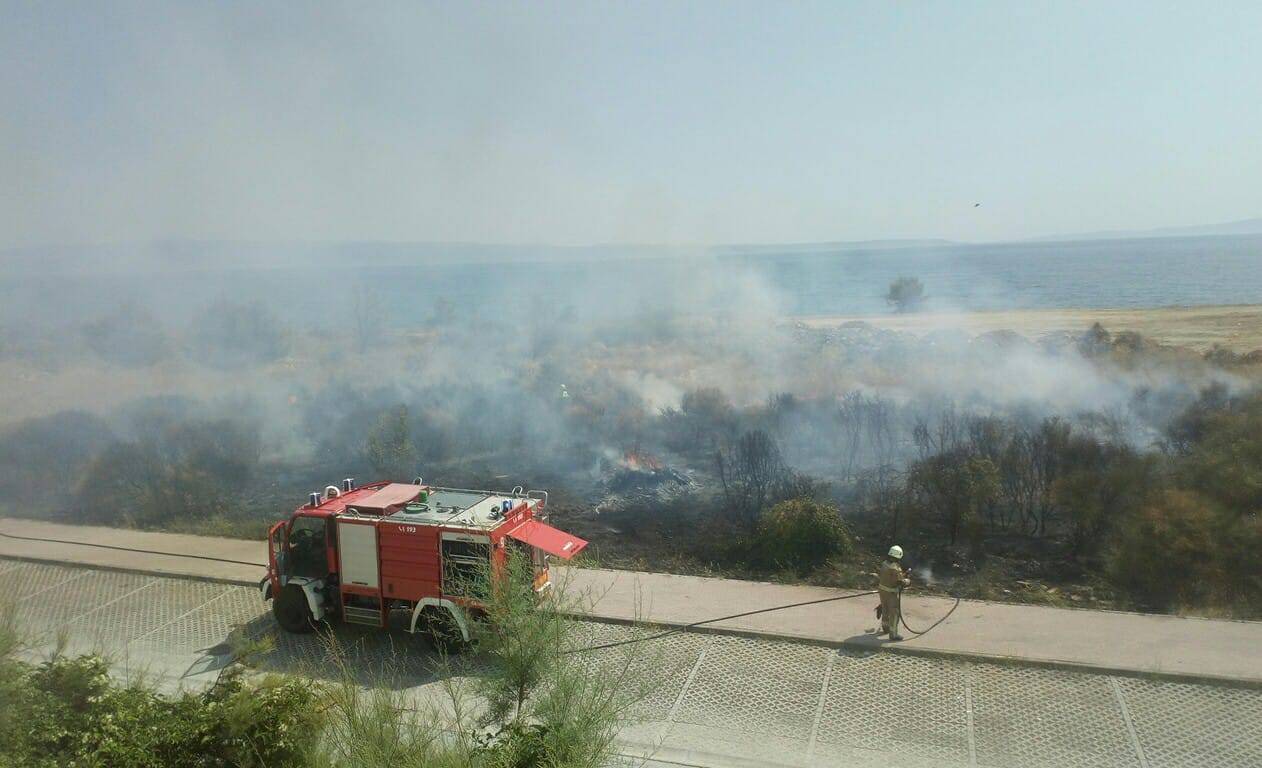 Požar u Splitu: Gorjelo raslinje i trava, dva vozila gasila vatru