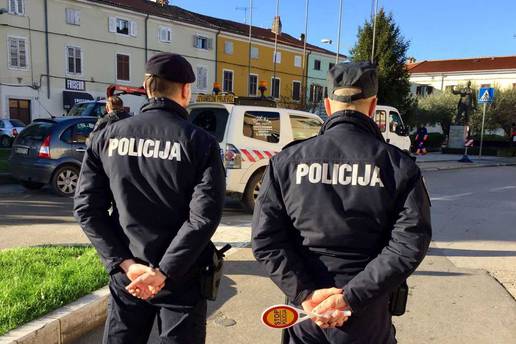 Tri pijana policajca pobjegla s mjesta nesreće, vrijeđali kolege