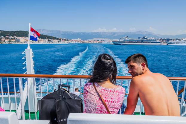 Split: Gužva na trajektu Petar Hektorović na relaciji Split - Vis