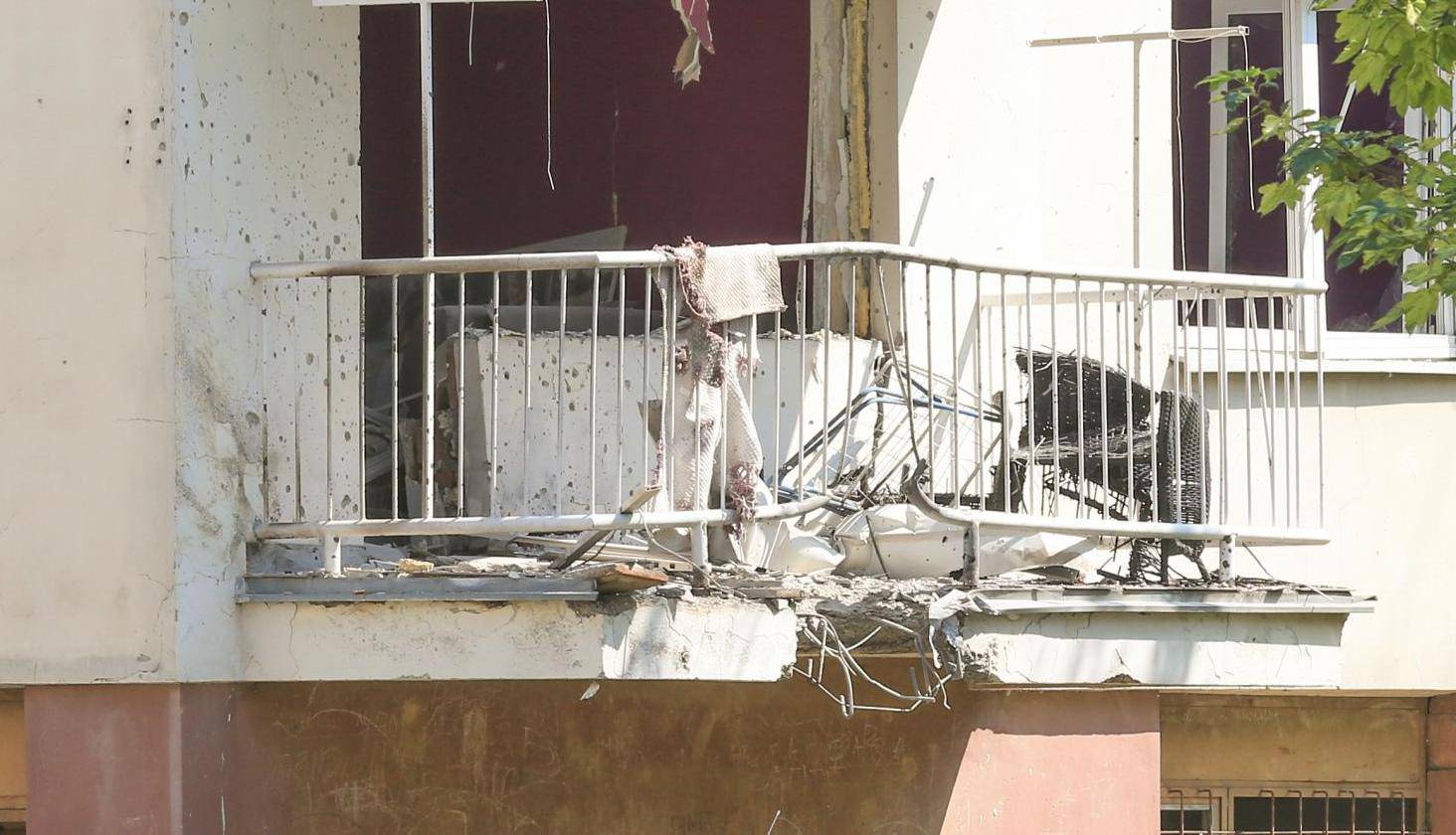 Vinkovci: Policijski oÄevid nakon snaÅ¾ne detonacije ispod balkona stambene zgrade