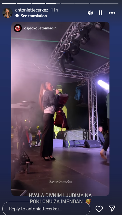 Mladu pjevačicu iz Hercegovine iznenadili na koncertu u Osijeku
