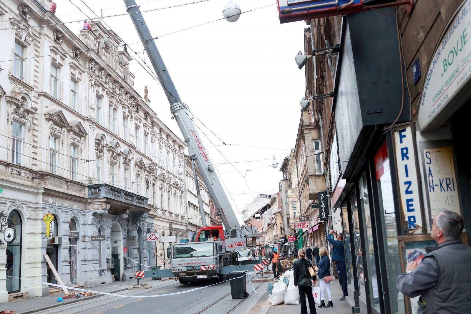 Zagreb: Tijekom spuštanja kupole jedan dio se odlomio i pao ispred radnika