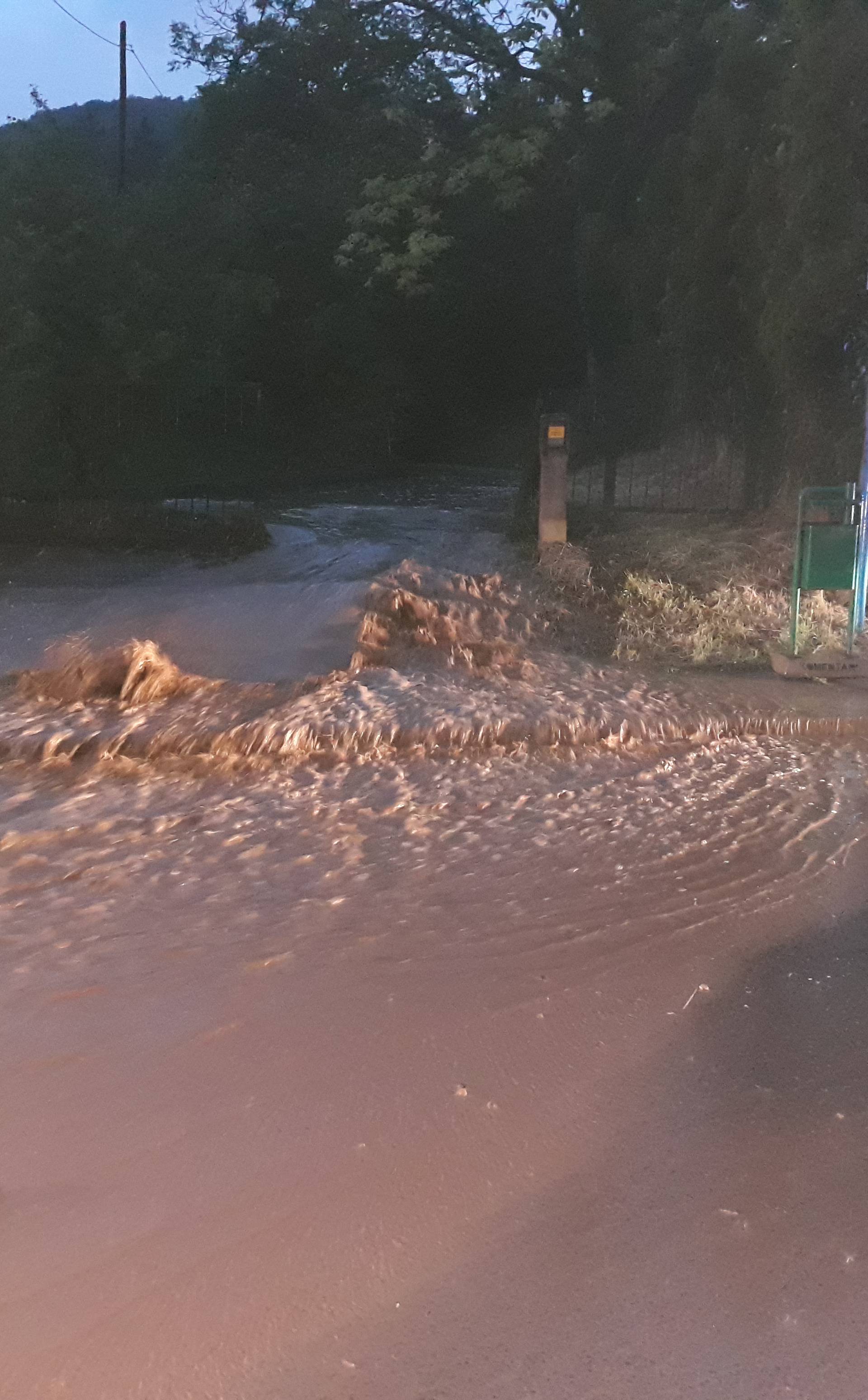 Opet snažno nevrijeme: Kiša potopile ulice, padala je i tuča