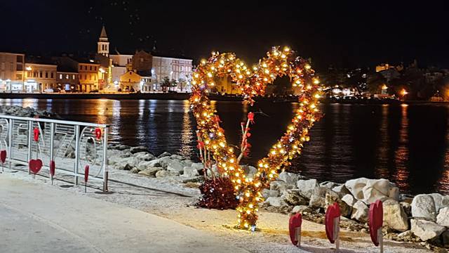 Popularno srce u Peškeri dobilo je sasvim novo ruho, zaljubljeni oduševljeni  za Valentinovo...