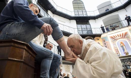 Papa će na Veliki četvrtak prati noge zatvorenicima kod Rima