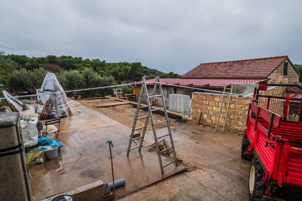 24sata: Palmižana: Reportaža o rušenju objekata Eduarda Tota Meneghella