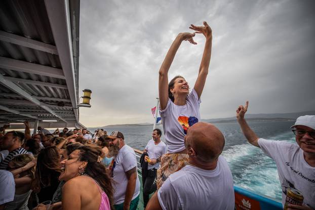 Split: Koncert u čast Oliveru Dragojeviću  na trajektu za Velu Luku