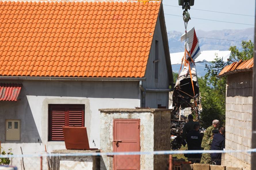 Biljane Donje: Vojskao dvezla vojni avion u bazu