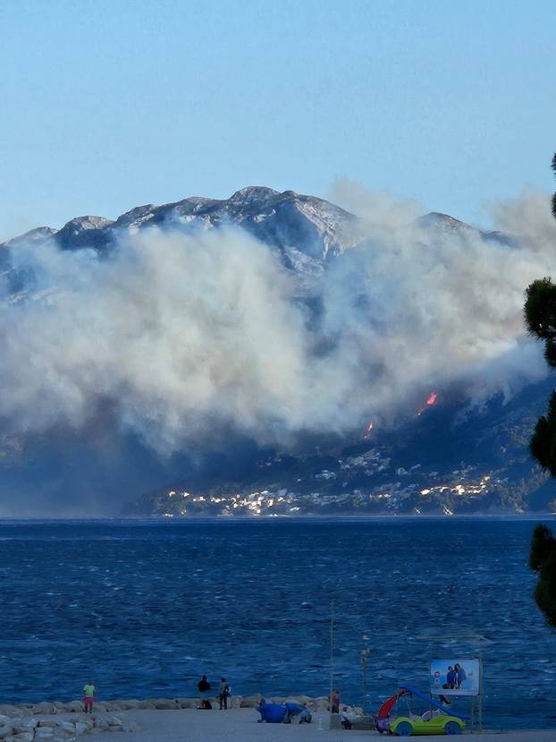 FOTO Gore kuće u Pisku! 'Ljudi bježe, ali ne mogu daleko jer gori s obje strane magistrale!'