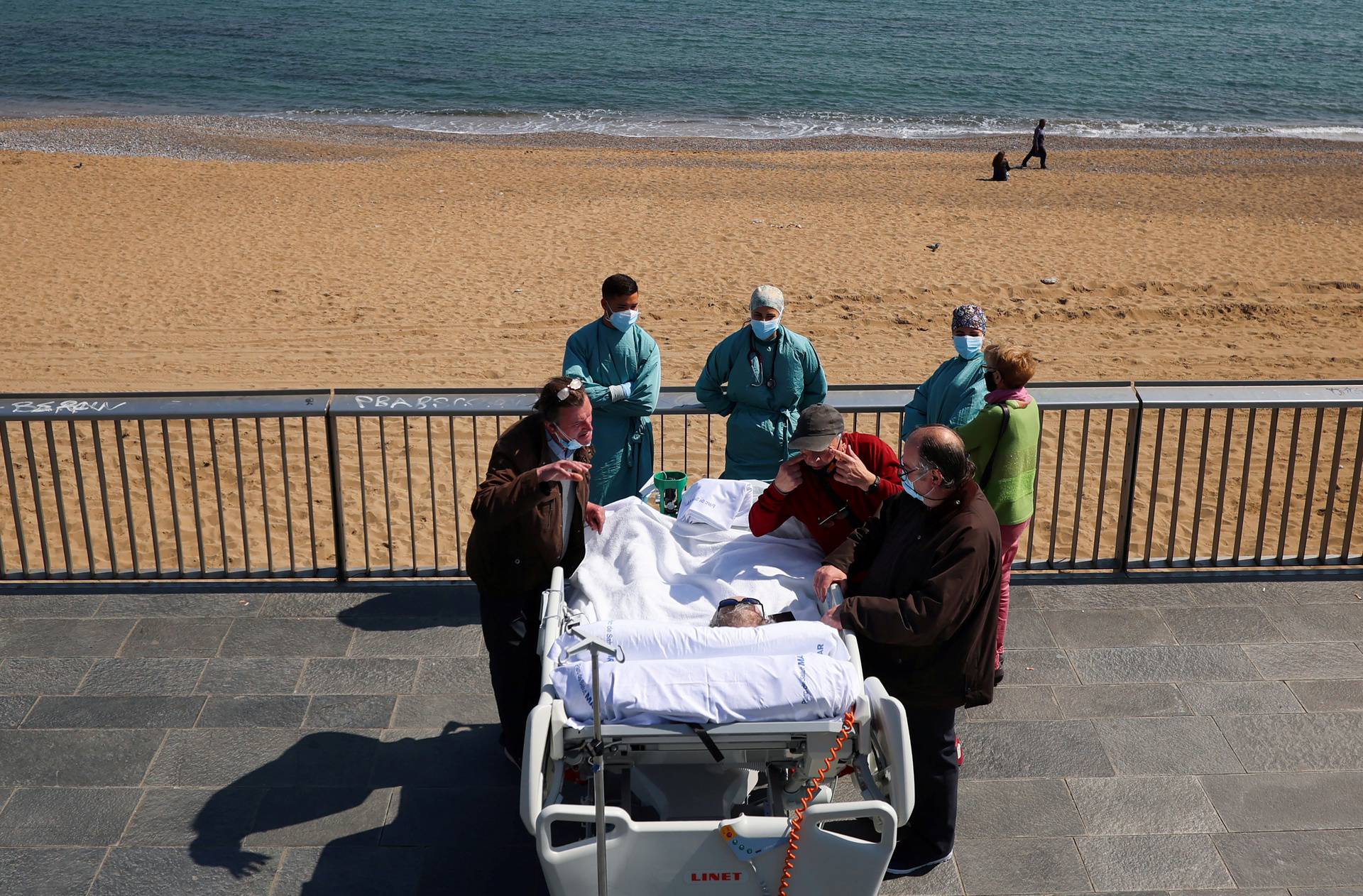 Barcelona Hospital del Mar takes COVID-19 ICU survivor to beachside for "sea therapy\