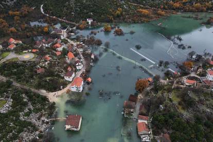 Fotografije iz zraka: Kokorići okruženi vodom koja još raste