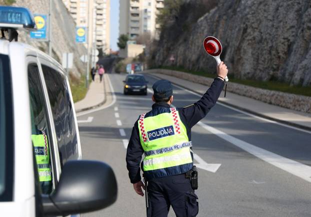Šibenik: Prometni policajci ženama dijelili ruže u povodu Dana žena