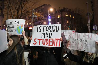 FOTO Dramatične scene u Srbiji: Studenti prosvjedovali ispred zgrade RTS-a. 'Vučiću, stop!'