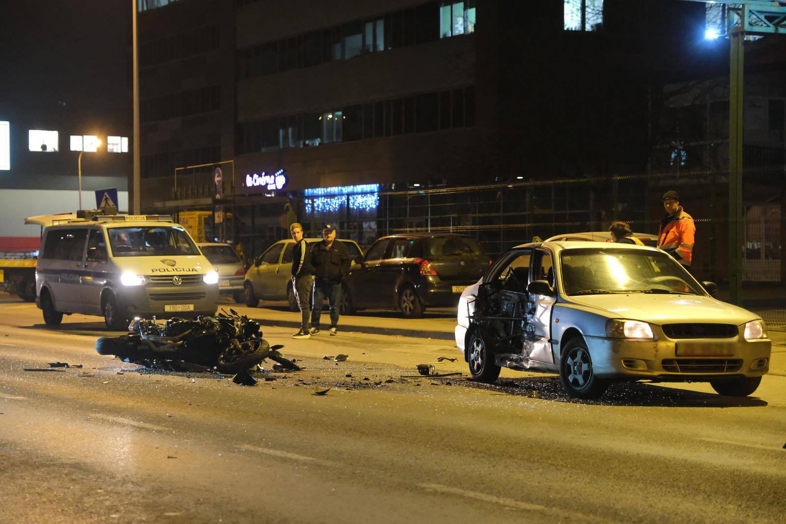 Prometna nesreća između motora i osobnog vozila u Ulici Donje Svetice