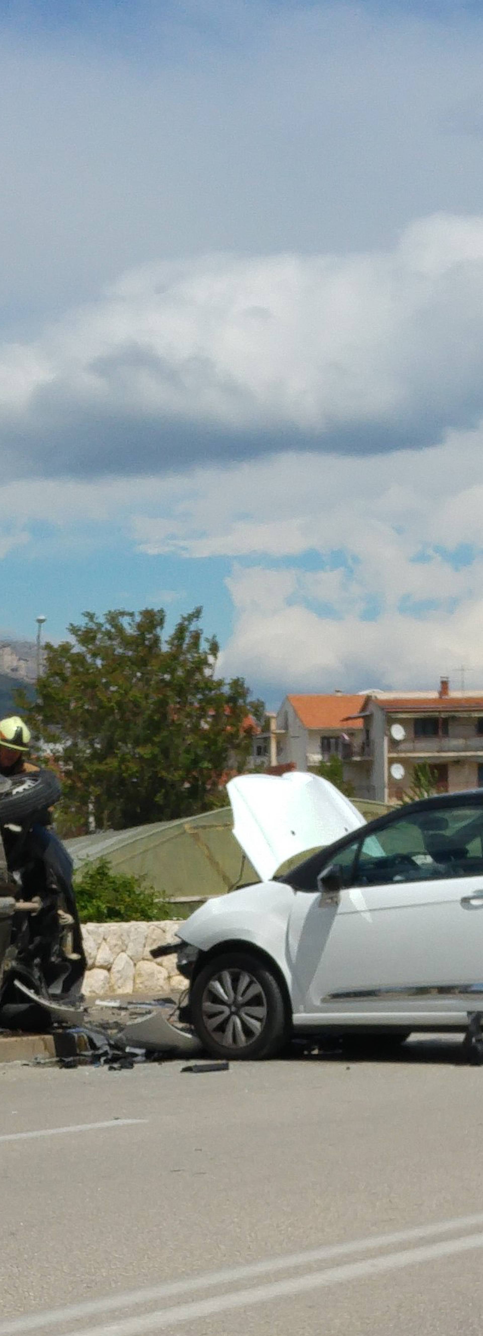 Sudar u Splitu: Auto je završio na boku, a dvoje ljudi u bolnici