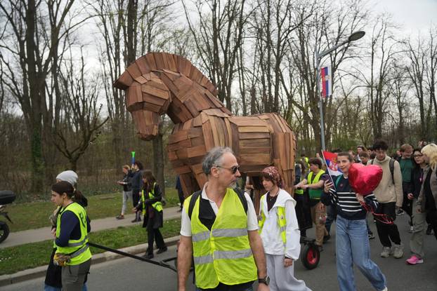 Beograd: Studenti Fakulteta likovnih umjetnosti i Fakulteta političkih znanosti izradili su Trojanskog konja 