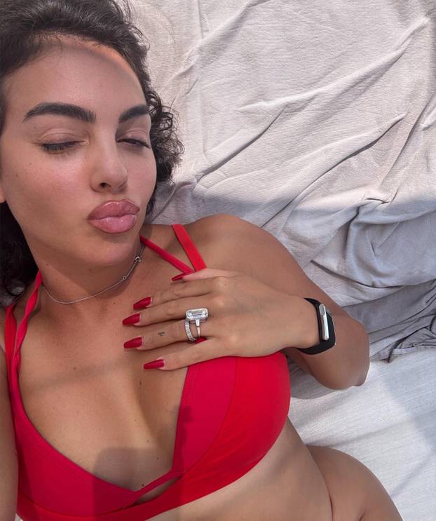 FOTO Georgina na ljetovanju izbacila bujne grudi, ali su svi gledali u ogromni dijamant