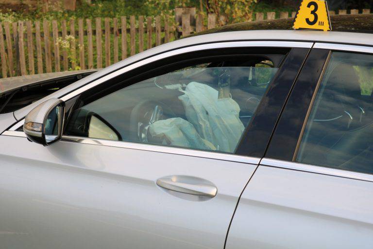Zaspao za volanom i sletio u kanal: U autu bilo i dvoje djece