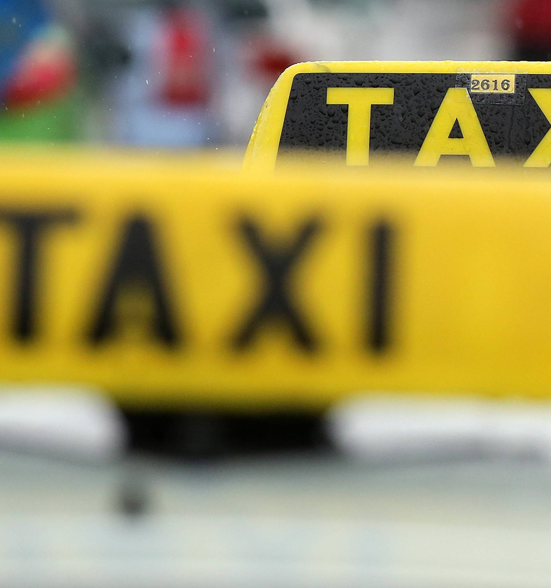Borba protiv Ubera: Taksisti će u petak ljude voziti besplatno