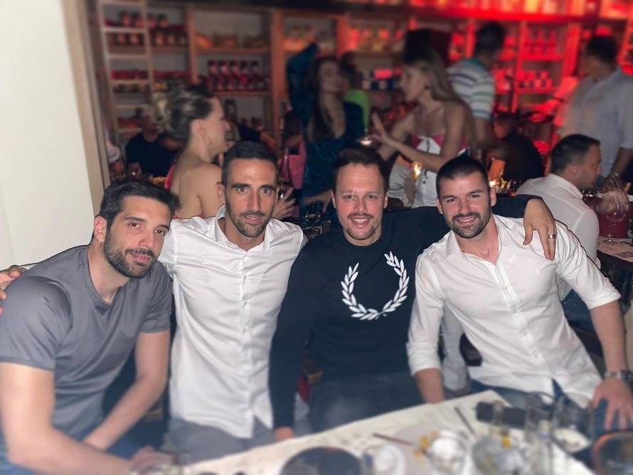 Kojić se provodi s prijateljima, fanovi ispravili njegov engleski