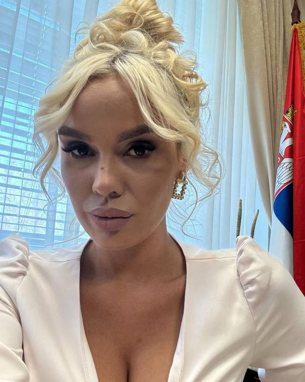 FOTO Obožava Vučića i Putina. Srpska političarka: Ružni bi da se politikom bave samo gabori!'