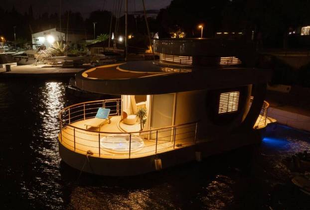 FOTO Jeste li vidjeli plutajuću vilu u Splitu? Pogledajte kakav vas luksuz očekuje unutra