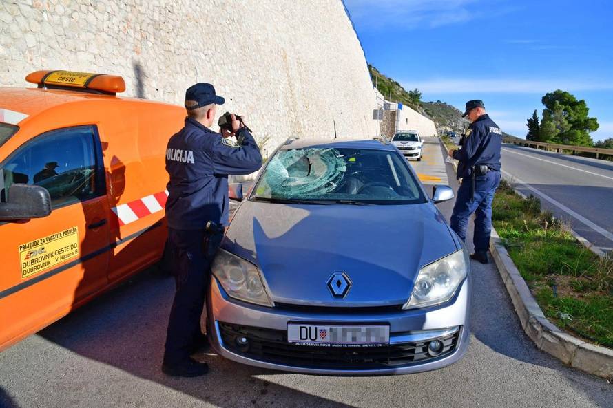 Stijena sa Srđa pala na taksi i ozlijedila tri turista iz Koreje