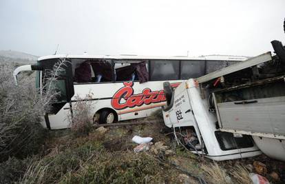 Kaos zbog leda: Autobus i cisterna izletjeli u zavoju 