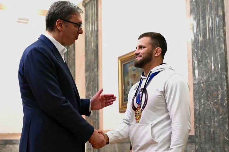 Vučić ugostio hrvača Komarova: Ponosni smo što je digao tri prsta u Zagrebu, njih to nervira