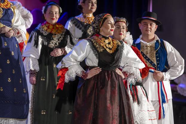 Županja: U sklopu 59. Šokačkog sijela održana Revija narodnih nošnji zlatara