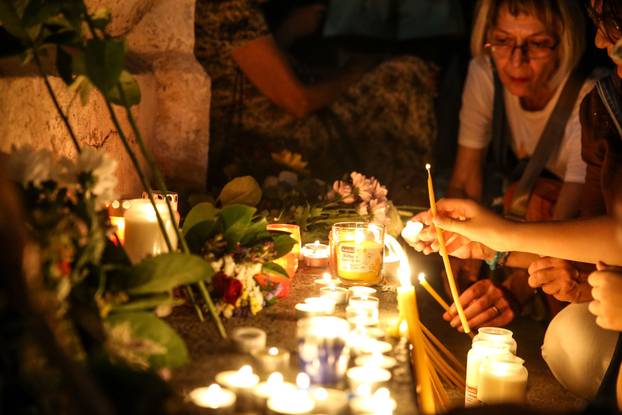 Građani Beograda odali počast Arsenu, Matiji i Gabi Novak