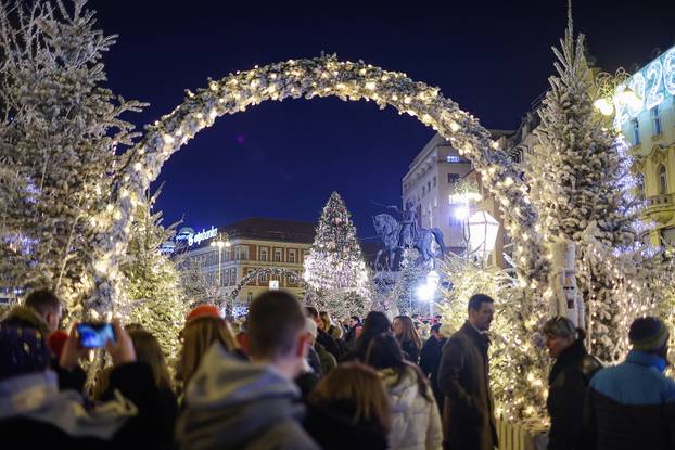 Zagreb: Paljenje prve adventske svije?e