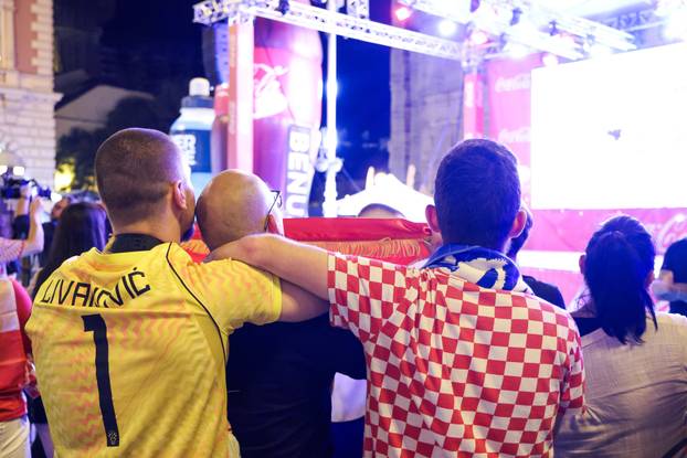 Zagreb: Navijači prate utakmicu na Trgu bana Jelačića
