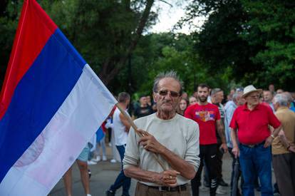 FOTO Ispred Vlade Crne Gore su održali prosvjed: 'Nezadovoljni smo Rezolucijom o Srebrenici!'