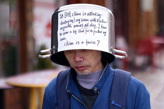 Sarajevo: Kinez se loncem štiti od elektromagnetskog zračenja