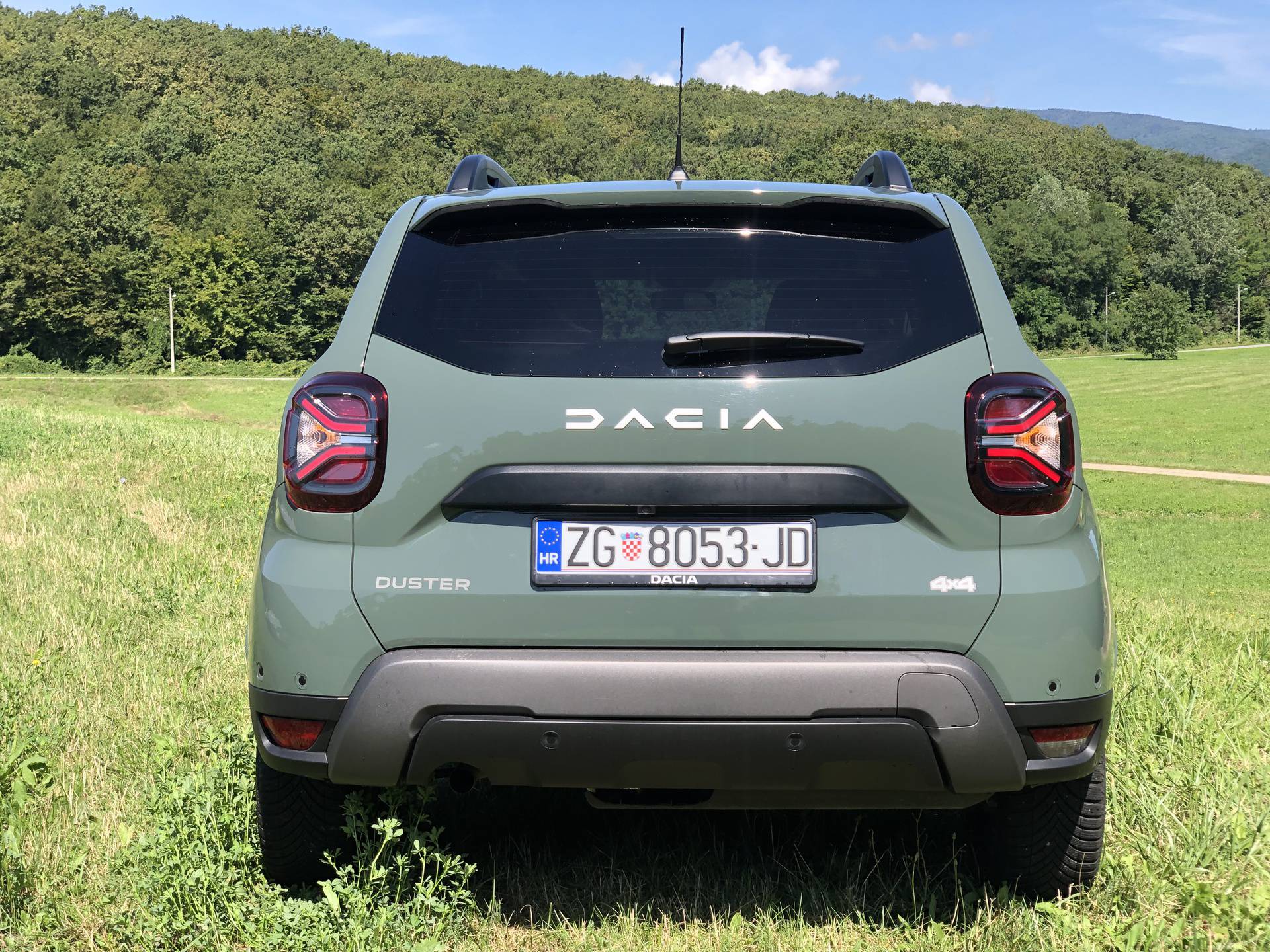 Dacia Duster na testu: Ovaj auto s razlogom je prodajni hit, a može biti i solidan terenac