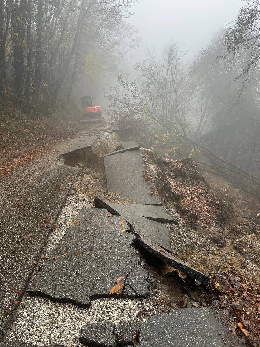 Nevrijeme u Sloveniji. Nestale cijele ceste, uništen most. Stotine ljudi ostalo bez struje