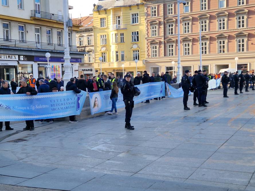 Molitelji opet na zagrebačkom Trgu. Tu je i kontraprosvjed: 'Klečite u svojoj spavaćoj sobi'