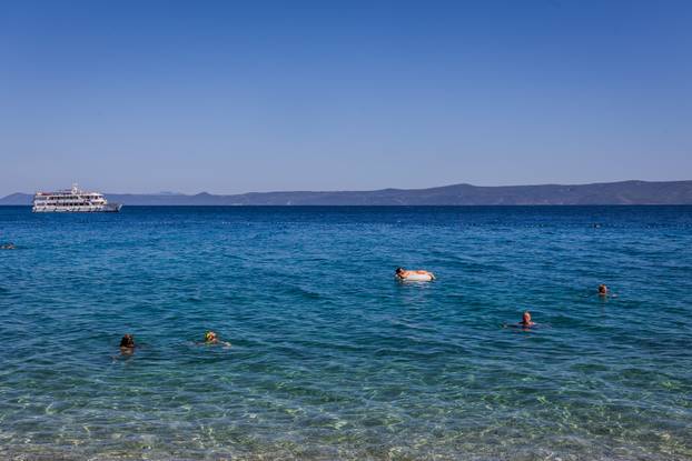 Bol: Ljetni ugođaj na plaži Martinica 