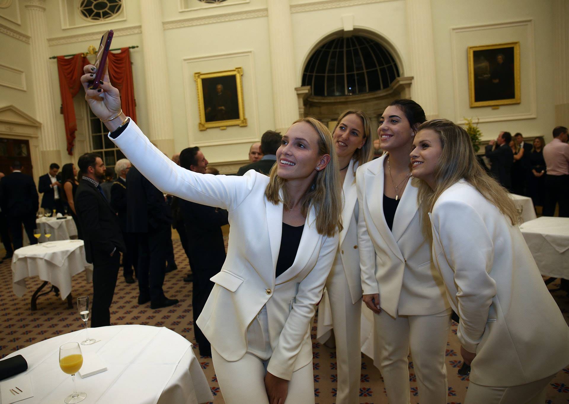 Dame u bijelom: Donna i ekipa zablistale na večeri u Fed Cupu