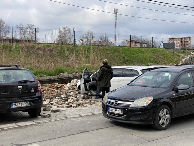 In Dobanovacka Street in Zemun, the wall, that is, the brick fence, of the FC Zemun stadium fell, and on that occasion, eight parked cars were damaged.U Dobanovackoj ulici u Zemunu pao je zid, odnosno ograda od cigle, stadiona FK Zemun i tom prilikom os