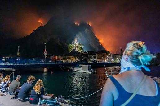 VIDEO Ovako izgleda Omi&scaron; ujutro. Vatra do&scaron;la do centra. Izgorjele ku&cacute;e, auti, brodovi!