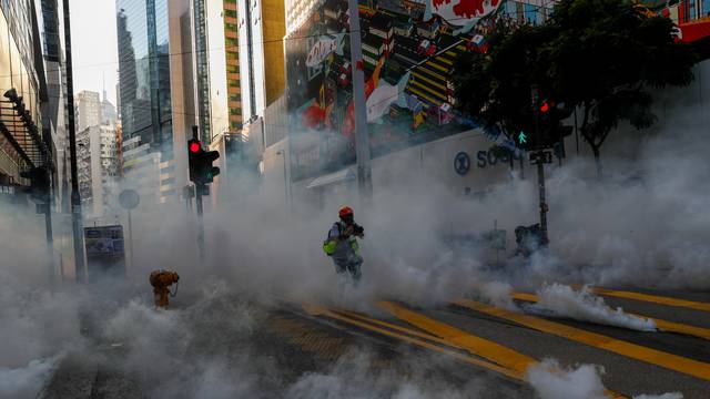 SAD zabrinut zbog situacije u Hong Kongu, osudili su nasilje