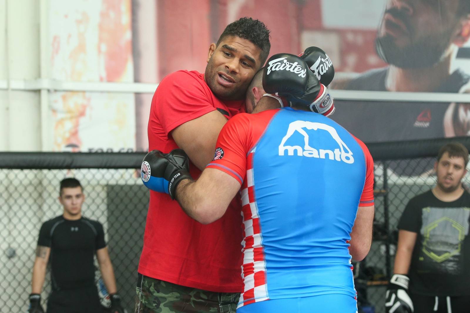 Zagreb:  MMA borac Alistair Overeem odrÅ¾ao pokazni trening i druÅ¾io se s navijaÄima