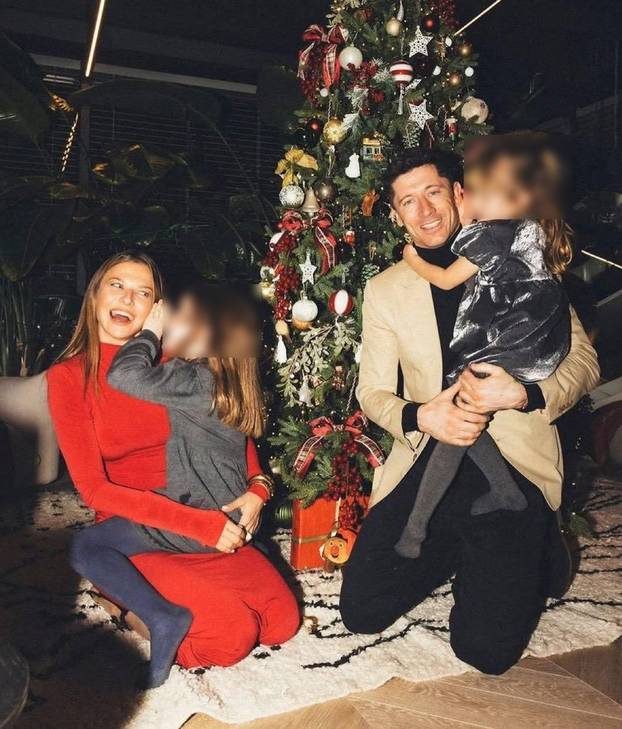 FOTO Kako se slavni nogometaši provode za Božić? Modrić s obitelji pozirao ispred bora...