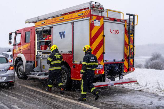 Otočac: Vatrogasci izvukli osobu koja je teretnim vozilom sletjela s ceste