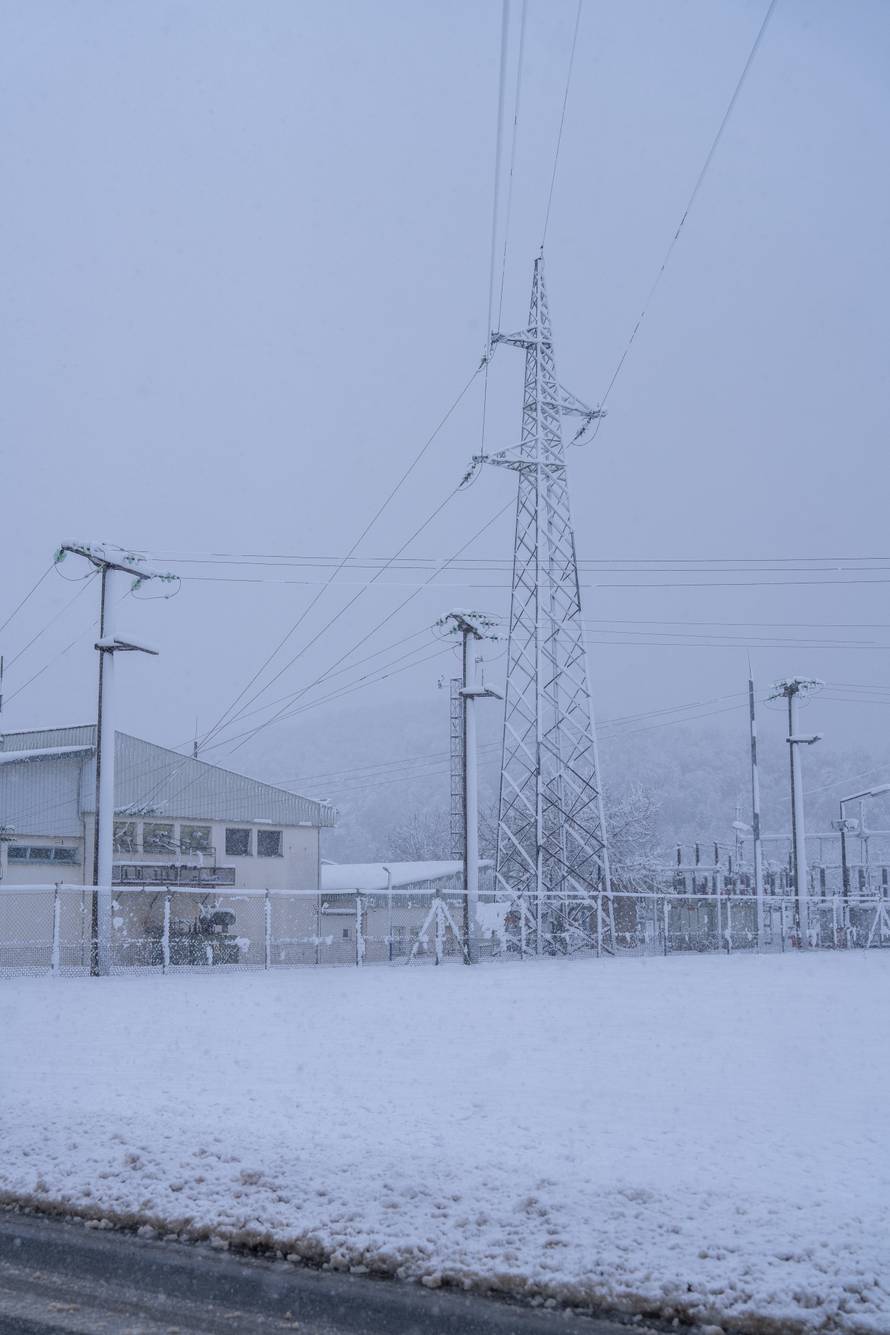 Otočac: Zbog mokrog snijega koji pada dio Like ostao bez struje
