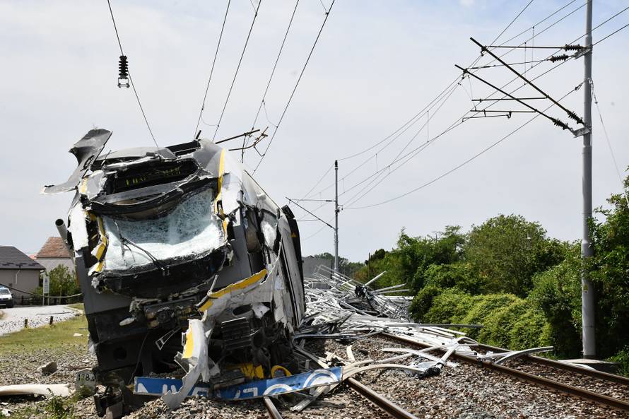 Vozač koji je poginuo u naletu vlaka kod Sl. Broda nije stao na zvučnu i svjetlosnu signalizaciju