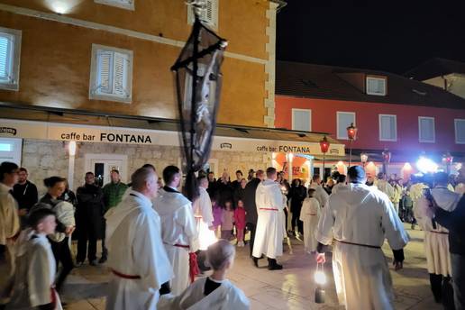 Na Hvaru krenula procesija ‘Za križen‘: Tradicija i čast duga 500 godina na koju se čeka